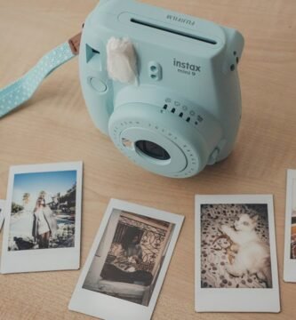 ¿Cómo se llama la máquina que saca fotos instantaneas?